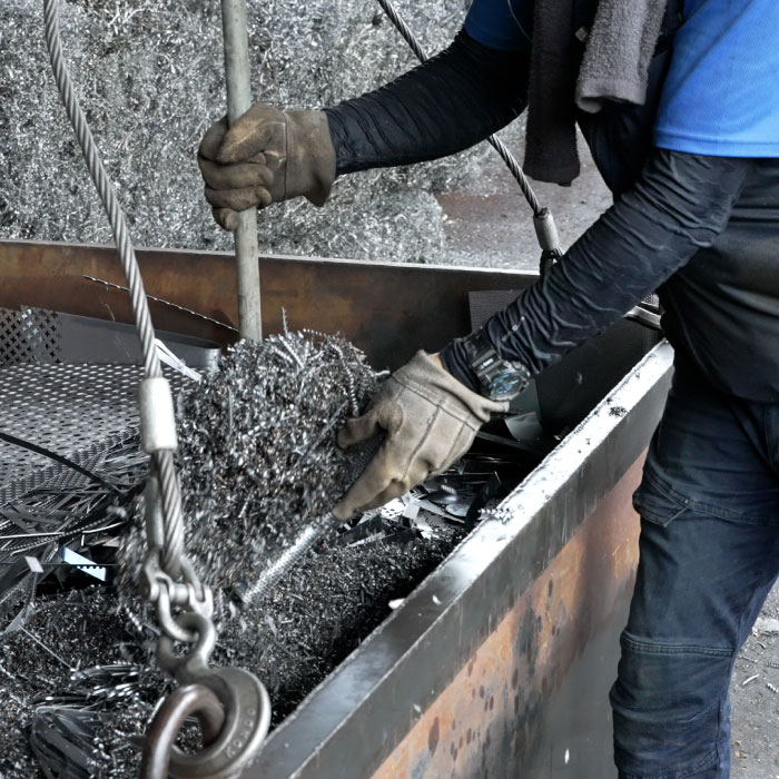 金属スクラップを回収する人の写真