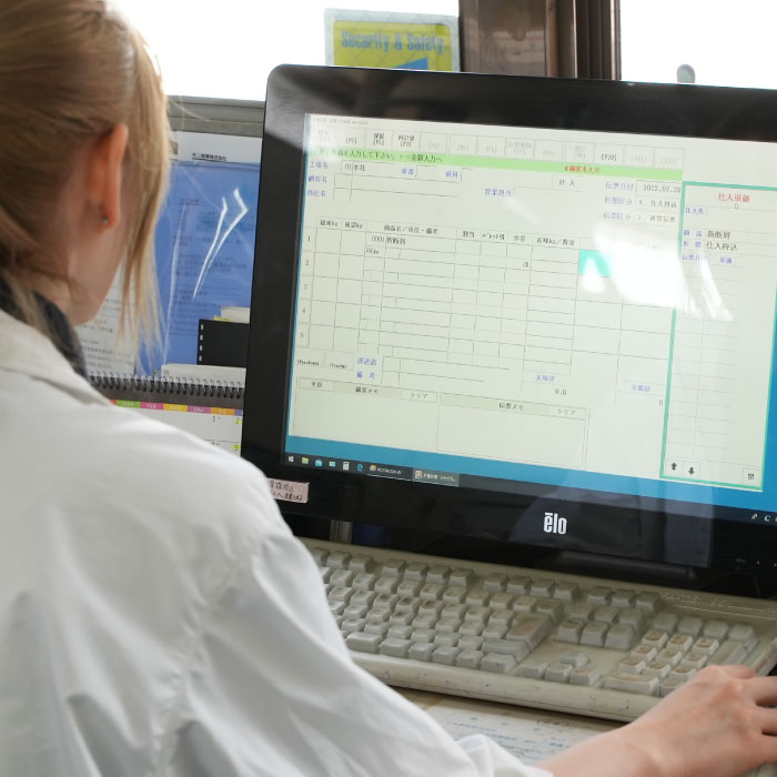 事務作業をする人の写真