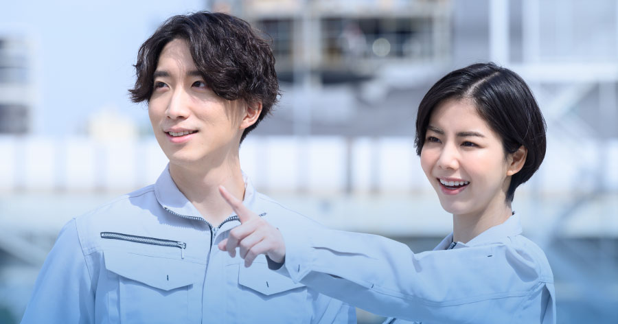 岡田金属で働く男女の写真